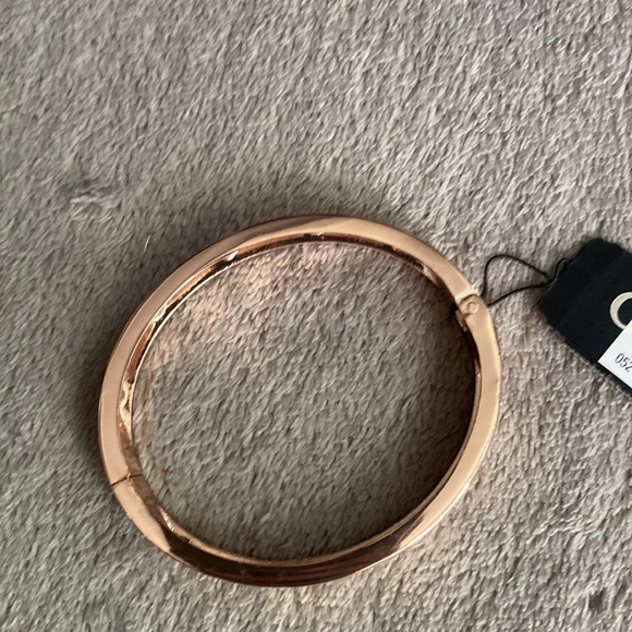 GUESS Rose Gold-Tone Hinge Bracelet with Clear Stones - Picture 4 of 4